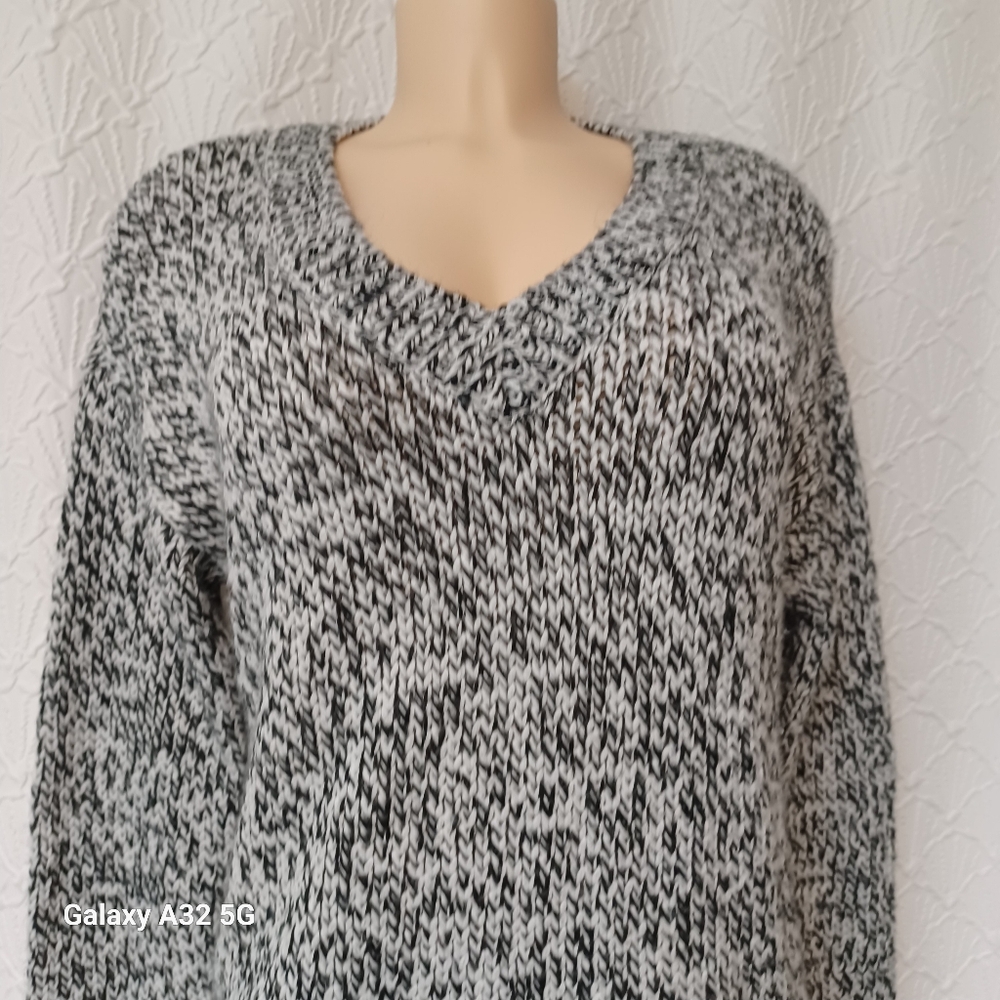 Victoria's Secret Women Size S Black and White V-Neck Sweater - Picture 6 of 13